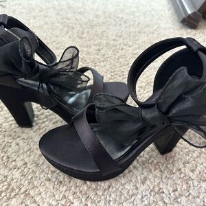 Elegant Black Heeled Sandals with Bow